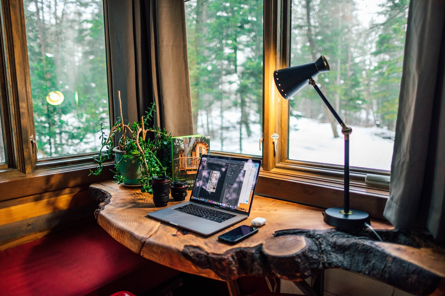 10 Must-Have Accessories for a Perfect Home Office